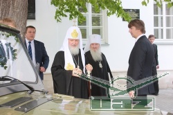 Ульяновский автозавод передал в дар Русской православной церкви УАЗ - «Хантер» Победной серии