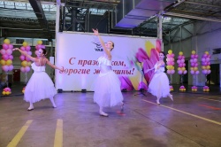 Праздничный концерт на конвейере к 8 Марта